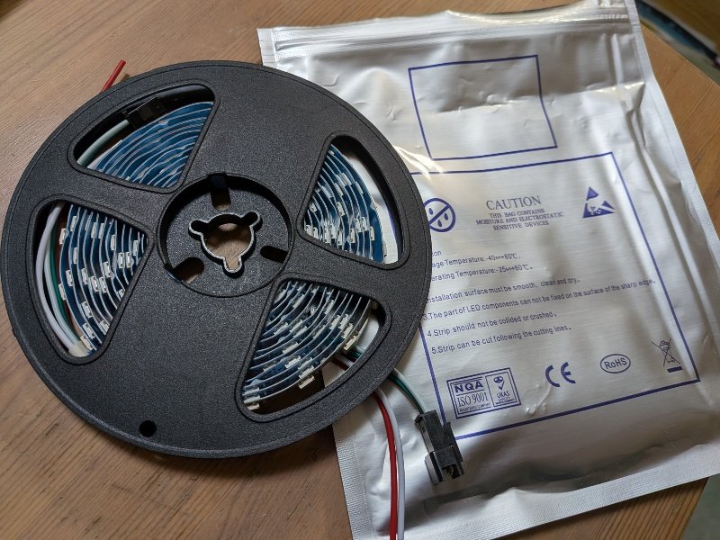 togazo's tweet image. 今年はクリスマスイブに現地Dojoだから数年来の積みネタの、長尺LEDパラリラするぞ!!

…って、LEDテープどこに行ったのー!?
…と捜索すること10数分。

足の踏み場もないほど荷物がある訳でもない我が家でこれなのに、ガジェットスキーの方々のお宅は一体どうやって小道具管理しているのだろう…