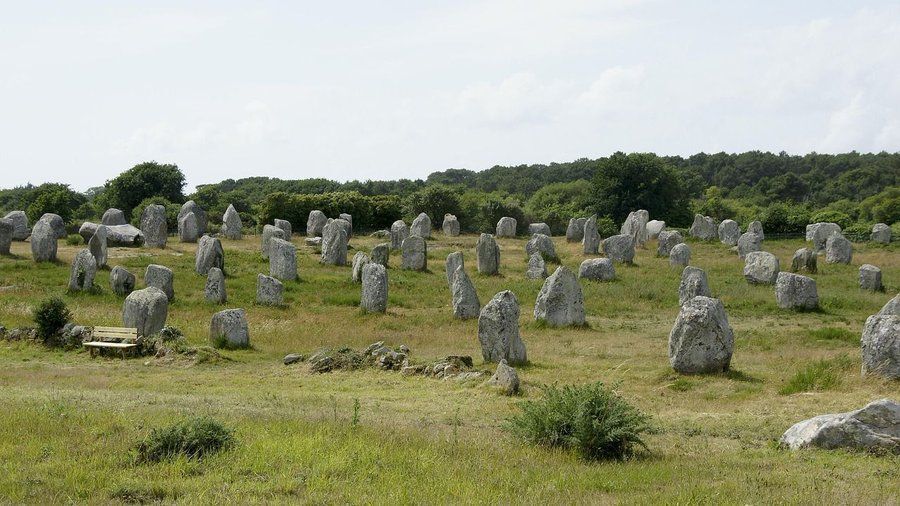 AntiquityJ's tweet image. Carnac (🇫🇷) is the site of thousands of standing stones, constructed ~7,000-years-ago #StandingStoneSunday

Radiocarbon dates indicate people added to and changed the complex over a 300 year period, painting a picture of a dynamic #megalithic landscape

🆓 doi.org/10.15184/aqy.2…