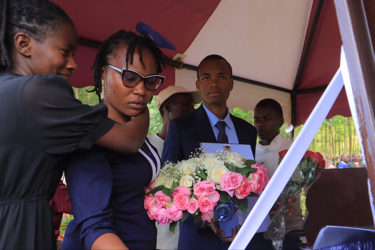 joantamara4's tweet photo. For 2 weeks, my best friend has been walking through the toughest season of her life. For 5 yrs, I watched her care for her dad with everything she had, moving hospital to hosipital, selling what she could just to cover the bills n keep him going @bevalynekwambo3, God’s grace♥️ https://t.co/Gcjtt3FlYu