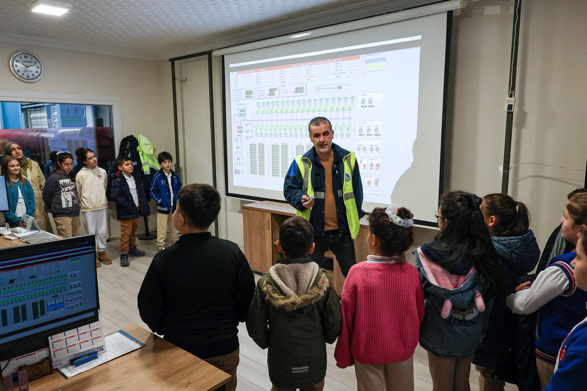Suyun değerinin erken yaşta öğrenilmesi için sürdürdüğümüz farkındalık eğitimleri ilgi görmeye devam ediyor.💧

Bu hafta Mehmet Zorlu İlköğretim Okulu öğrencilerini Hızırilyas İçmesuyu Arıtma Tesisleri’nde misafir ettik. 👨‍🎓👩‍🎓

Haber detayları; sakarya-saski.gov.tr/haberler/13295