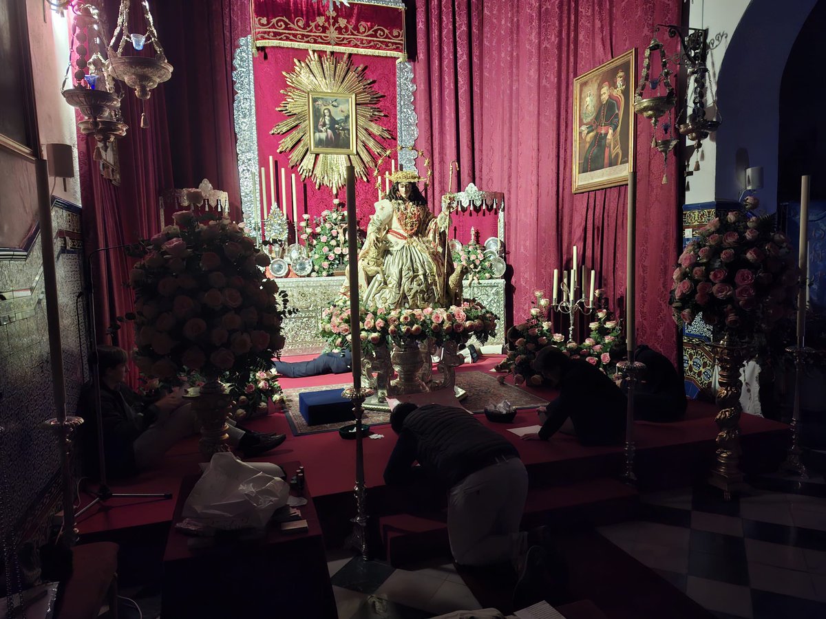 PastoraSMarina's tweet photo. 🔵 #Pureza2025 | En la madrugada del 6 al 7 de diciembre, y por segundo año consecutivo, la Juventud Pastoreña se ha congregado en Vigilia de Oración e torno a la imagen de la Divina Pastora Coronada.

A la Santísima Virgen damos especialmente las gracias, por llamar a su vera a este grupo de jóvenes, llenos de amor a María Santísima. ¡Que Ella os colme eternamente de sus bendiciones!

#97BesamanosPastora
#PastoraCoronada