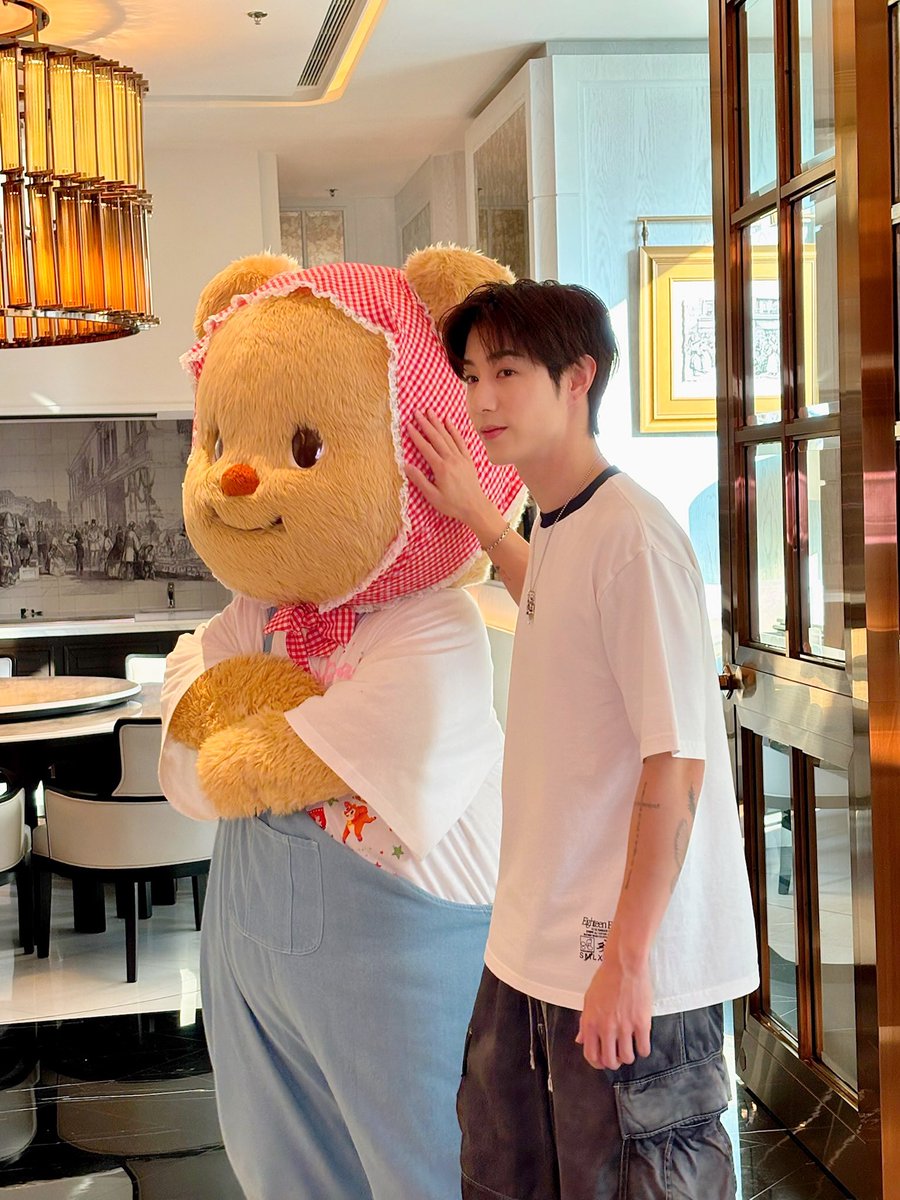 butterbear_th's tweet image. ตำนาน!!! พี่มาร์คขอมือ แต่น้องเนยทำท่าร็อคคคคคคค!! 🤘 ร็อคพี่มาร์คนะคะ อิอิ🤘😆💞☺️☺️ หล่อมากกกกก คอนเฟิร์มค่ะมัม☺️💓

#butterbear #ด้อมน้องเนย
#MarkTuan #มาร์คต้วน