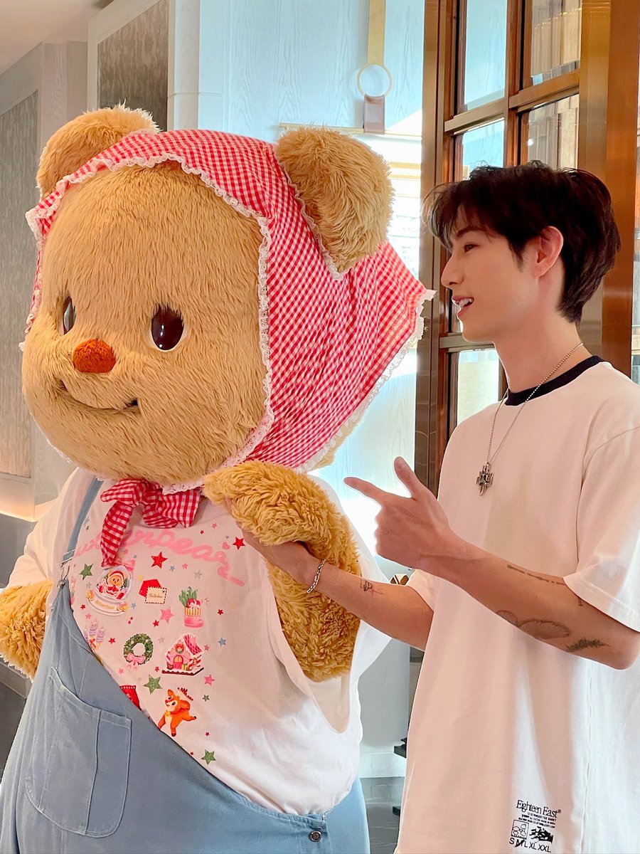 butterbear_th's tweet image. ตำนาน!!! พี่มาร์คขอมือ แต่น้องเนยทำท่าร็อคคคคคคค!! 🤘 ร็อคพี่มาร์คนะคะ อิอิ🤘😆💞☺️☺️ หล่อมากกกกก คอนเฟิร์มค่ะมัม☺️💓

#butterbear #ด้อมน้องเนย
#MarkTuan #มาร์คต้วน