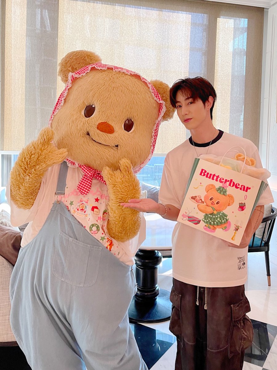 butterbear_th's tweet image. ตำนาน!!! พี่มาร์คขอมือ แต่น้องเนยทำท่าร็อคคคคคคค!! 🤘 ร็อคพี่มาร์คนะคะ อิอิ🤘😆💞☺️☺️ หล่อมากกกกก คอนเฟิร์มค่ะมัม☺️💓

#butterbear #ด้อมน้องเนย
#MarkTuan #มาร์คต้วน