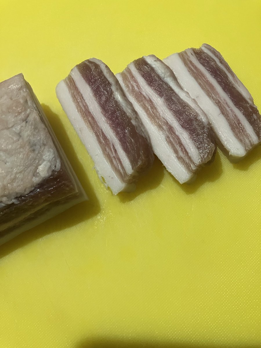 豚バラで塩のみのパンチェッタ作ってみたよ。2週間熟成。これうまいね。市販の加工肉はいらんかも。カルボナーラにしてやった。
