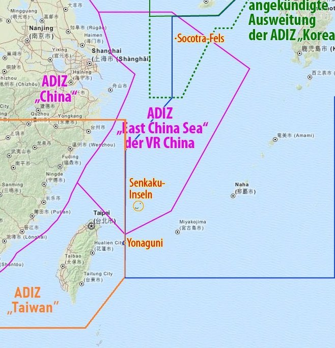 領空は狭すぎて現代の戦闘機や爆撃機では、その域外からも攻撃が可能となっており、領域の外側に防空のための活動を行うと他国に宣言している空域があります。これが「防空識別圏(ADIZ)」です。
今事案の発生は「沖大東島の西約270km、沖縄本島の南東」ですから、中国の防空識別圏でもありません。