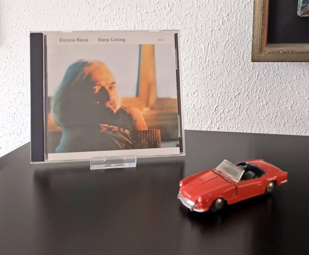 ...luistert naar Enrico Rava &amp; band.