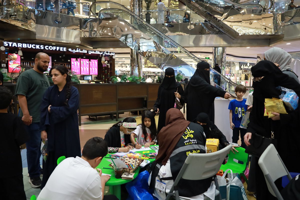 نفذت #كفى #جدة فعالية حملة #خلك_واعي3 لتعزيز الوعي والوقاية من آفتي التدخين والمخدرات، في صيرفي ميجا مول ،بمشاركة كوادر من #التطوع_الصحي .