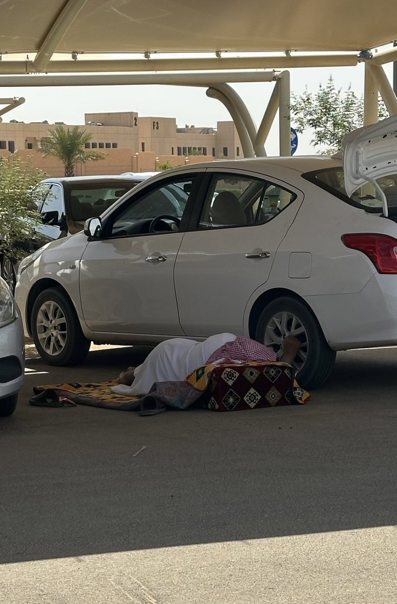 ينتظر بنته والله "مشهد مبكي"😢
اللهُمّ اجزِ آباءنا عنا خير الجزاء