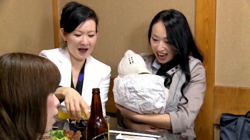 Delicious_Bust's tweet photo. 家では姑から細かいことで責め立てられ、
夫は相変わらず母親優先のマザコン気質。
誰にも弱音を吐けず、息苦しい毎日の中で——

あの人と過ごす時間だけが、心から笑えて、素直になれる。

そして気付けば、互いを求め合い、
ただ純粋に、二人でいる時間が愛おしいと感じてしまうのだ。 https://t.co/WdZ6f05Xzm