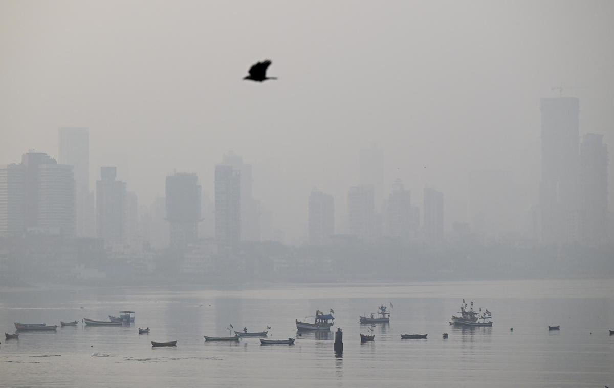 the_hindu's tweet photo. Even as doctors speak out about rising air pollution levels in #Maharashtra’s capital city and environmental activists cry hoarse about political and bureaucratic lethargy, #Mumbai’s 2.2 crore residents report increasing ill-health and higher medical bills
✍️@vinivdvc 
https://t.co/sJpcX8JcqW