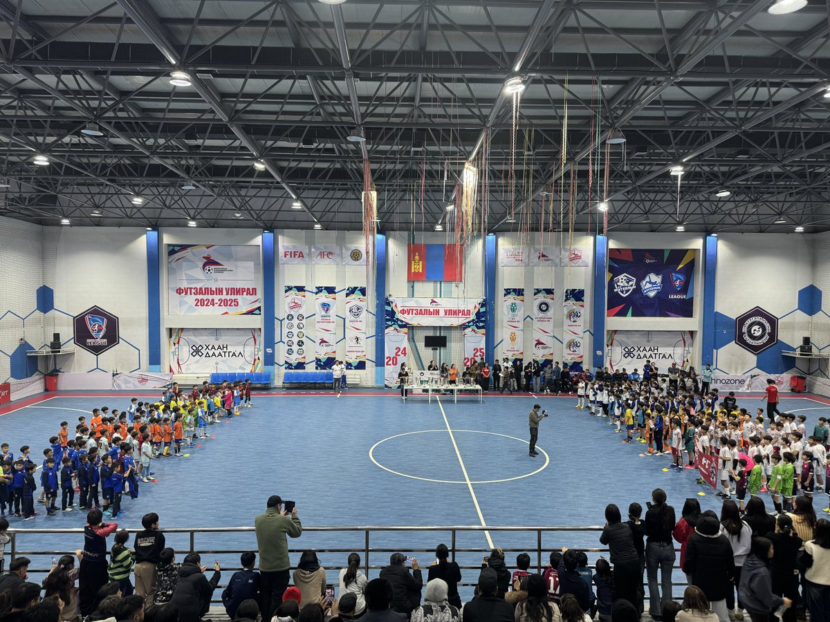 Хувийн хэвшил, клубүүд хамтраад хөлбөмбөгийн тэмцээнүүдийг гоё зохион байгуулдаг болжээ
Сила кап 2025👍👏🏻