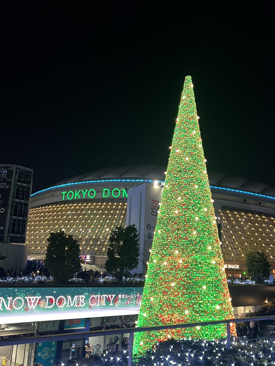 bewith_en_red's tweet photo. 東京ドーム参戦してきました。
B'zのパッションとオーディエンスのパッションがぶつかりあってめちゃくちゃ熱い LIVEでした。

銀テもたっぷりゲット！
魂揺さぶられる LIVEでした！

また今日松本さんと稲葉さんに会えて良かった！

#LIVEGYM2025FYOP https://t.co/AN4VP4wiwy