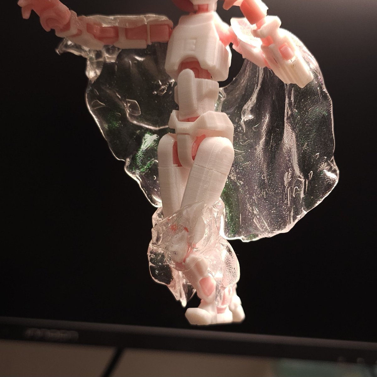 水花/透明头发/透明布料/面纱/丝带 液态玻璃好玩，手感跟饺子皮差不多，一掰就断，拉长像麦芽糖死活拉不断，得擀平再分割，可以一直合成面团再分割。下垂速度堪比麦芽糖，没有支撑更是夸夸往下流 关键字：液态玻璃 儿童玩具捏捏乐 40g 图中的支撑：包胶铝线