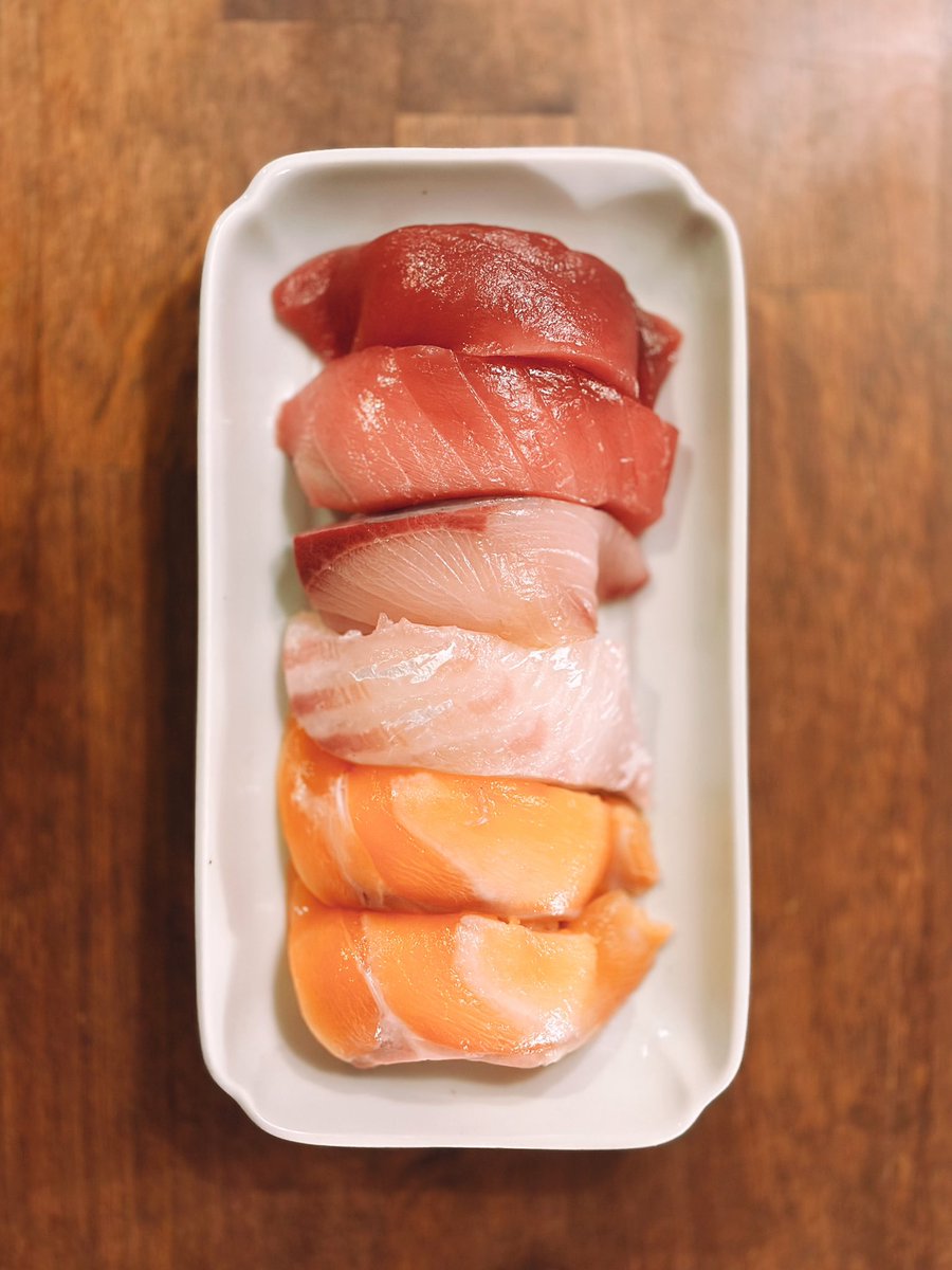 2025.12.7 晩ごはん
疲れたので今日は手抜き。
スーパーのお寿司。

惣菜とか買ってきても必ず器に。