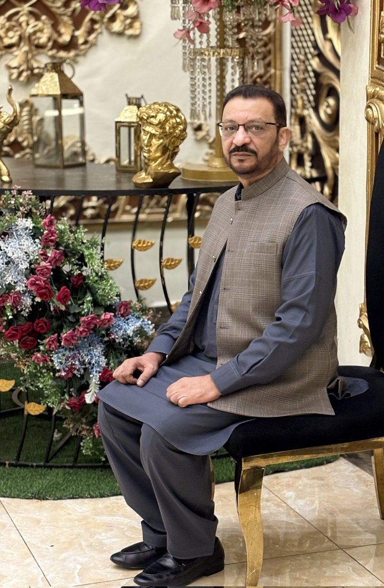 ایک     جگنو     کی     رہنمائی     میں 
اک   ستارہ    بھی    ہم   سفر    دیکھا 

ہو     گئی     ساری     کائنات      عیاں 
ہاتھ   جب   اس   کا  تھام   کر  دیکھا 

سب  پہ  تختی  اسی کے نام  کی  تھی
دل کی بستی میں جو بھی گھر دیکھا
۔
#احمد_سبحانی_آکاش