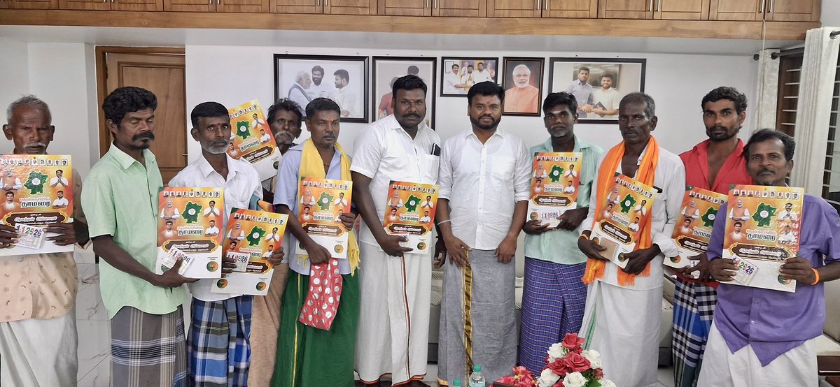 AnanthAyyasamy's tweet image. 25,000 மோடி காலெண்டர்கள், தென்காசி முழுவதும் இல்லங்களை அலங்கரிக்க தயார் நிலையில்! 

25,000 Modi calendars are ready to adorn homes across Tenkasi! 

#Modi2026 #Tenkasi 

@BJP4_tenkasi @BJP4TamilNadu 
@NainarBJP @PandaJay @blsanthosh @annamalai_k @KesavaVinayakan @narendramodi
