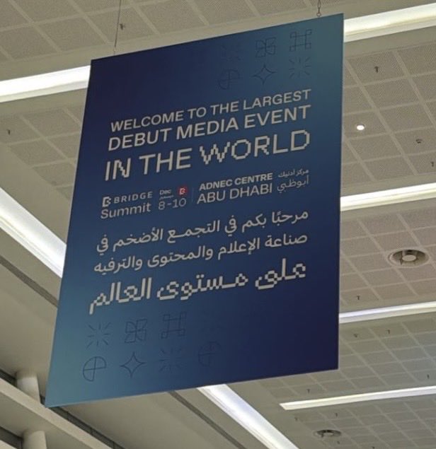 من أبوظبي، تنطلق يوم غد الاثنين قمة BRIDGE بمشاركة اليونسكو لتكون منصة تعيد صياغة مستقبل الإعلام.. الحفل الافتتاحي يبدأ عند العاشرة صباحاً بعروض سينمائية أُنتجت خصيصاً بالذكاء الصناعي لافتتاح القمة، إضافة إلى عروض حية تنفذها الشركة التي حصدت 8 جوائز أوسكار وقدمت مؤثرات لأفلام