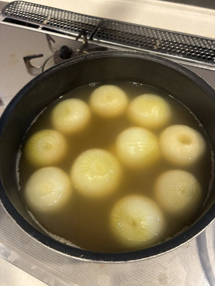 付け合わせのニンジンはシャトー剥き...は勿体無いのでなんとなく丸でw
マッシュルームはトゥルネ...なんて出来ませんw
小玉のタマネギはそのままで、ビーフブイヨンで下茹で