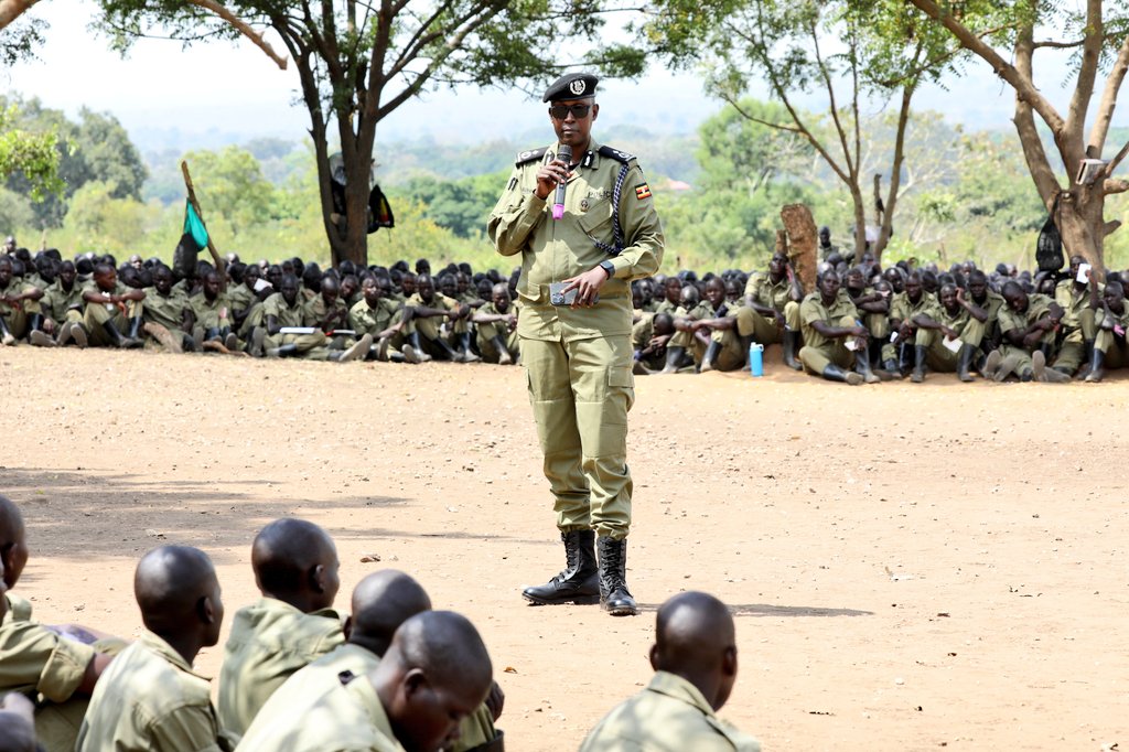 GoldenPosts1's tweet image. CP Okoshi Simon Peter urges police trainees to stay disciplined &amp;amp; healthy while policing elections. Emphasizes importance of healthy lifestyle &amp;amp; avoiding risky activities.  #GoldenPosts  #UgandaPolice #Elections2024 #HealthMatters