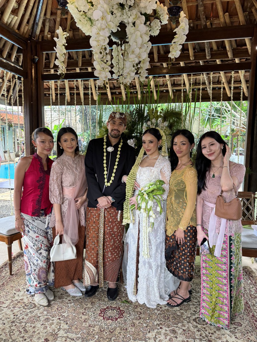 happy wedding my mamah manda i love u FR you deserve all the happinesssssss 🤍 literally cantik bgt <a href="/amndzahra/">Amanda</a>