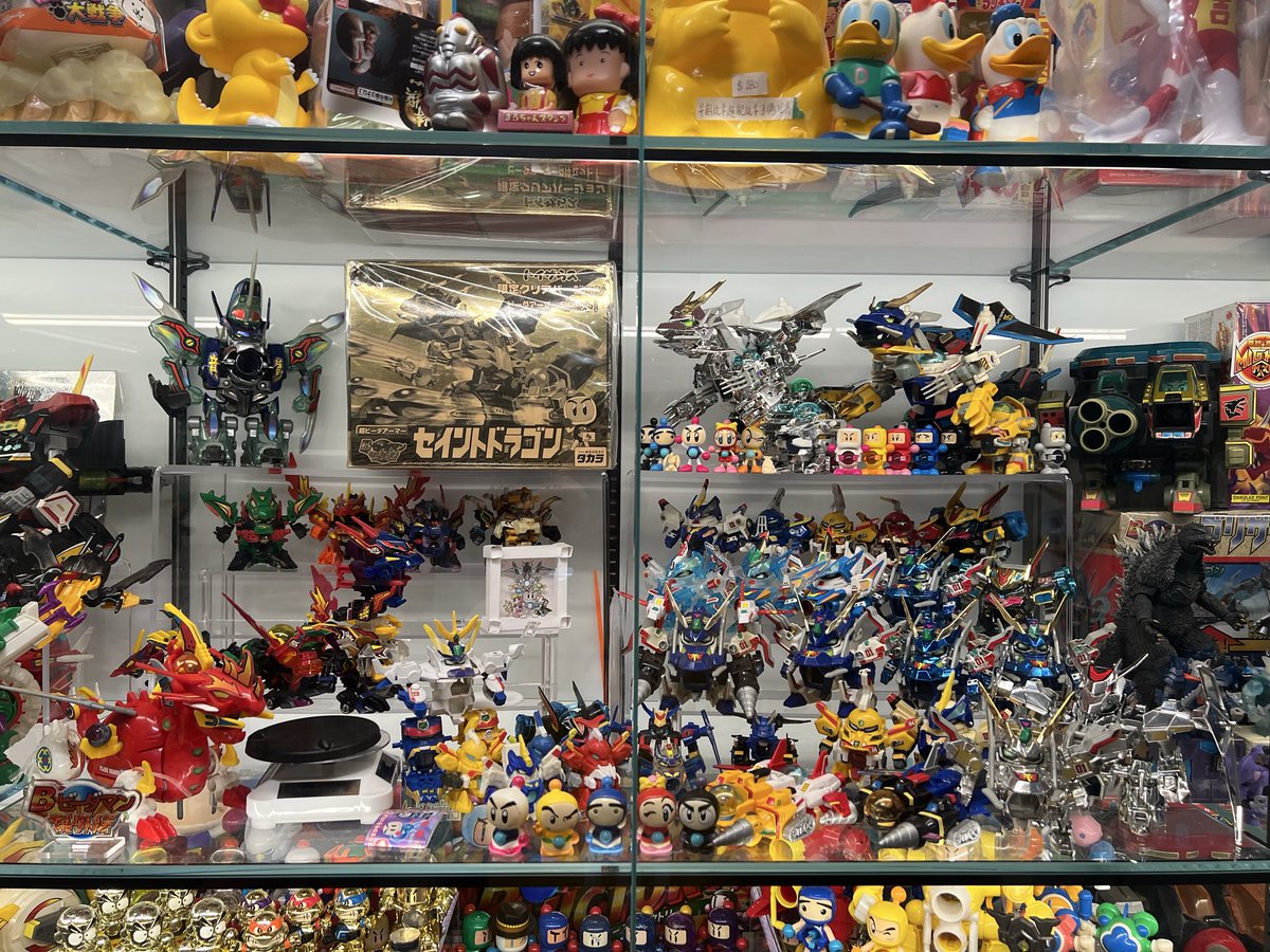 shirobonworld's tweet photo. 終於都大致整理好玩具櫃，作為爆外傳收藏���，分了每個系列一格，現在正在等新黑寶大合體😊

やっとおもちゃ棚の大整理がほぼ終わった！
爆外伝コレクターとしては、シリーズごとに1マスずつ分けて保管✨
今は新くろボンの大合体を待ってる状態😊

#ビーダマン　#爆外伝 https://t.co/Jlp9phyGG8