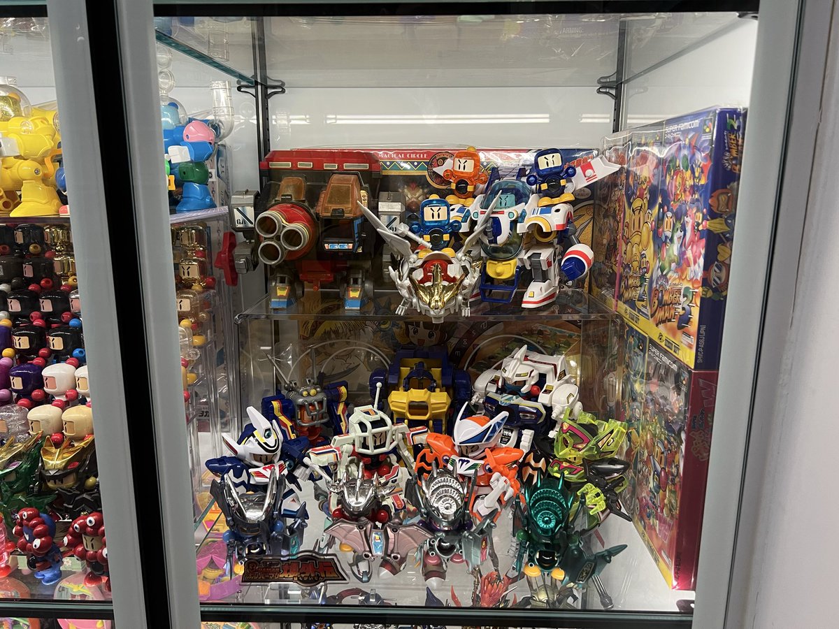 shirobonworld's tweet photo. 終於都大致整理好玩具櫃，作為爆外傳收藏���，分了每個系列一格，現在正在等新黑寶大合體😊

やっとおもちゃ棚の大整理がほぼ終わった！
爆外伝コレクターとしては、シリーズごとに1マスずつ分けて保管✨
今は新くろボンの大合体を待ってる状態😊

#ビーダマン　#爆外伝 https://t.co/Jlp9phyGG8