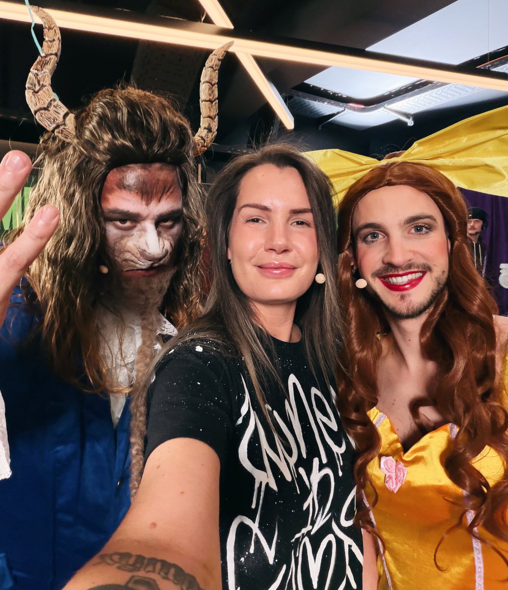 Friendly Fire ist jedes Jahr ein Märchen mit Happy End 🥰 1,3 Mio € Spenden. Zuschauerrekord. <a href="/_HeyNancy_/">Nancy</a> hat die Outfits dieses Jahr mal wieder gerockt. #ff11 #FriendlyFire11 <a href="/SepPietsmiet/">Sep PietSmiet</a> <a href="/Br4mm3n/">Brammbo No. 5 🌈</a> 🥰