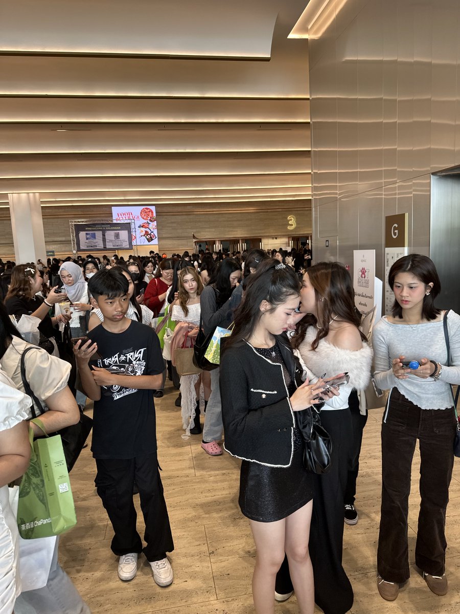 peemperproject's tweet image. มาที่ประตู 3 ได้เลยนะคะ

#HappyBUSDAY2025_D1⠀
#HappyBUSDAY2025
#COPPERdechawat #PEEMWASU 
#2getherWithPeemPer