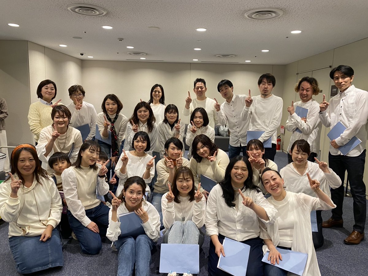 pta634's tweet photo. 一小コーラスの皆様です。
白シャツ・デニムで爽やか笑顔が素敵です https://t.co/E77YnM6LwK