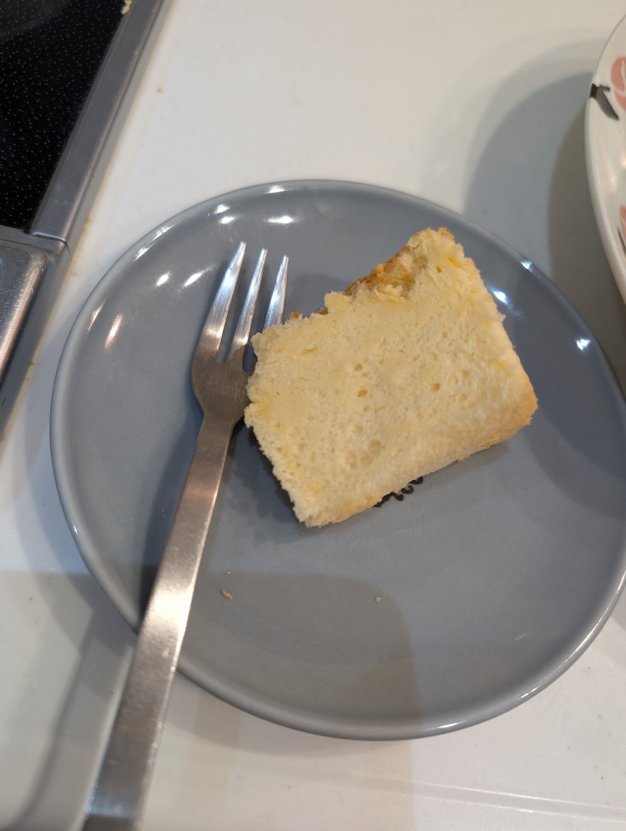 さ、作ったシフォンケーキでも食べるかな