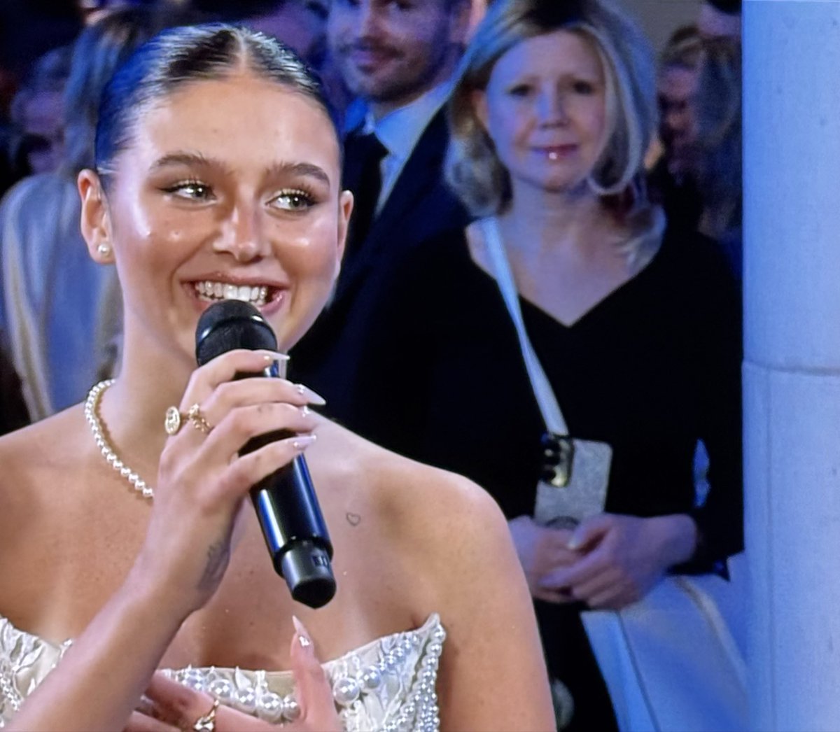 Mystinen ”tolppanainen” on jo räjäyttänyt Jodelin ja TikTok:in. Salakuvasi kaikki haastatellut julkkikset YLE:n suorassa lähetyksessä Linnan juhlien jatkoilla.🫣#linnanjuhlat #tolppanainen