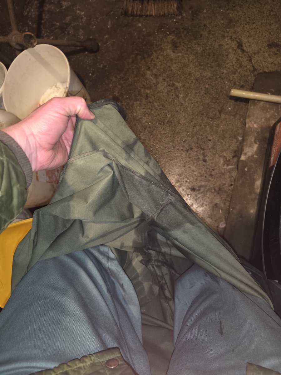 equinefarmcuck's tweet photo. Woops wet myself in work gear #flexothane #gayfarmer #purofort https://t.co/cFX22h2kaG
