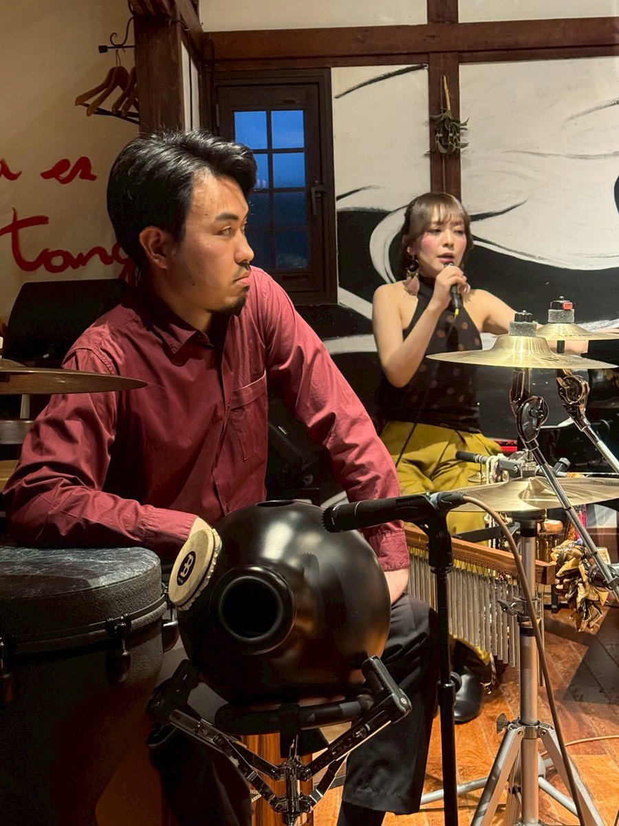 先輩がMCでトークしてるのに肘ついて話を聞く行儀の悪さが目立つ写真もあります！