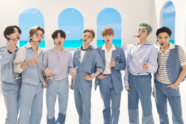AboutMusicYT's tweet photo. Anpanman by BTS reaches #1 on US iTunes for the first time, seven years after release. https://t.co/EpXdikzon0