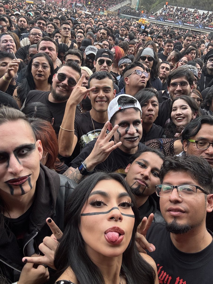 Jerry11b666's tweet photo. Photo dump Knotfest Mexico the gangs all here. #knotfestmexico #MarilynManson https://t.co/3Sf4FBOYwn