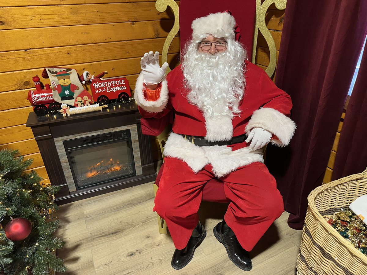 NewsMagChamp's tweet image. 🏠🎄🎅🏼 Le Père Noël attend les enfants dans son chalet sur le Marché de Noël de Reims :
📆 Jusqu’au 24/12
Lun, mar, jeu, ven de 15h à 19h
Mer de 11h30 à 19h
Sam et dim de 11h à 19h
👉🏼 Les 22 et 23/12 de 11h à 19h
👉🏼 Le 23/12 de 11h à 19h
👉🏼 Le 24/12 de 11h à 18h
❌ Fermé le 25/12