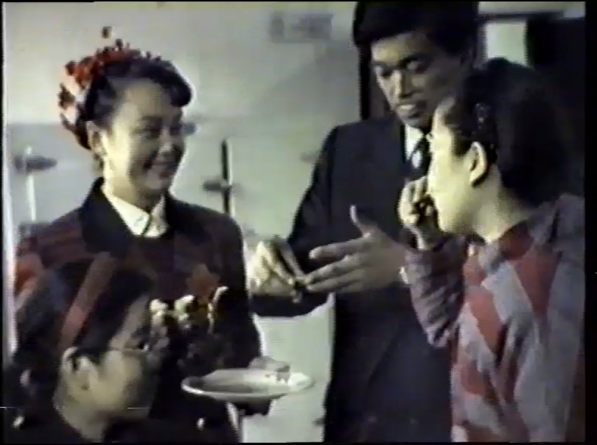 我父母的婚礼视频就是存在这种录像带上的 前一阵看淘宝上有把录像带转视频文件的服务
就让我妈找出来录像带 抱着试一试的想法寄了过去
没想到都30多年了 还真的能读出来数据
看到自己出生之前的父母 活灵活现的 真的是一种很奇妙的感觉