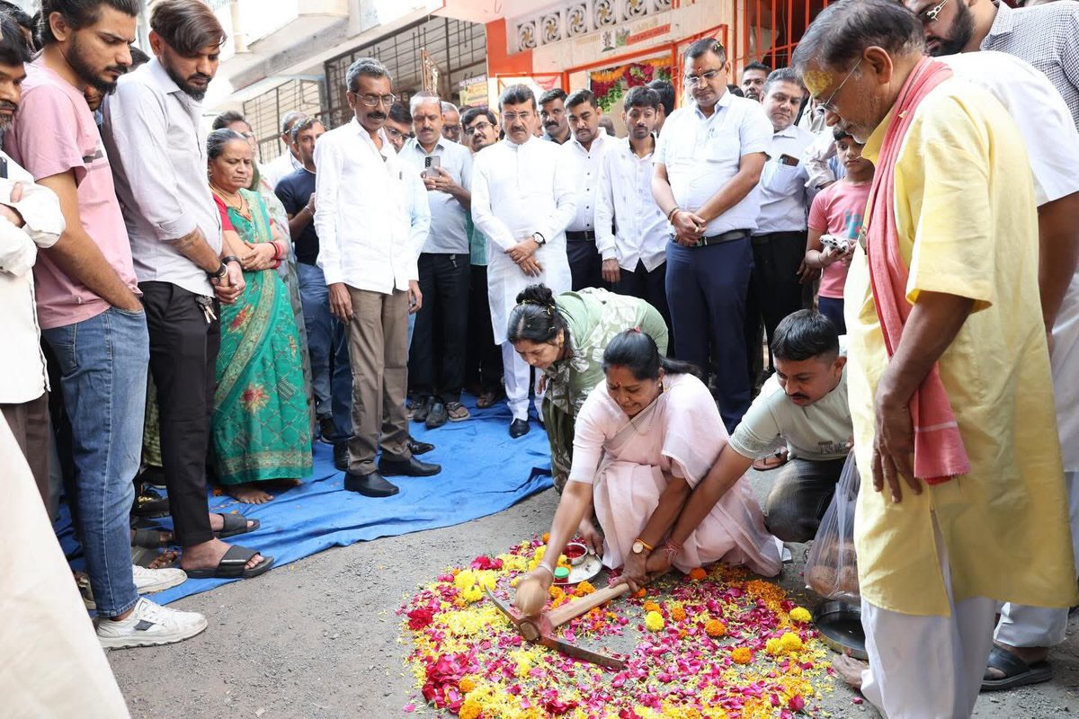 આજરોજ કતારગામ વિધાનસભા વોર્ડ નંબર-૭ વિસ્તારમાં આવતી મગનનગર-૨ માં આર.સી.સી રોડના ખાતમુહૂર્ત પ્રસંગે હાજરી આપી સાથે વોર્ડ કોર્પોરેટરશ્રીઓ, વોર્ડ પ્રમુખ,મહામંત્રી, તેમજ સંગઠનના હોદ્દેદારશ્રીઓ સોસાયટીના પ્રમુખશ્રી આગેવાન અને મોટી સંખ્યામાં શુભેચ્છકો ઉપસ્થિત રહ્યા હતા.

#vikshitbharat