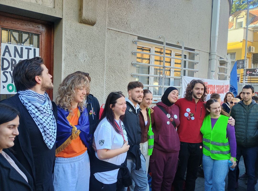IgorMitrovic100's tweet photo. 29. 10. 2025 godine:

Studenti Novopazarskog Univerziteta ispred V Beogradske Gimnazije.

Danas više ne postoje ni Peta ni DUNP, učenici i studenti  doživljavaju svakovrsnu odmazdu, probuđeni građani i ostali studenti glasno ćute i to je otprilike sav "uspeh" ove naše "pobune". https://t.co/FCvDu4MIdI