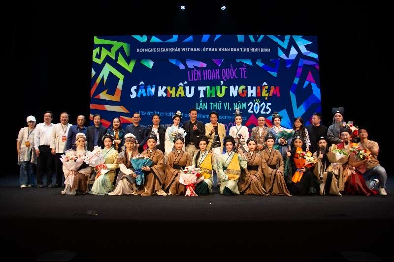 RuianChina's tweet photo. At the 6th International Experimental Theatre Festival 2025 in Vietnam, the #Ruian Yueju Opera Troupe won the Gold Award, rising above entries from nearly 30 countries. The troupe also brought home multiple individual honors.
Photos: Ruian Media Convergence Center https://t.co/bgUUmcr2Db