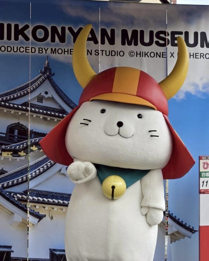 本日、#ひこにゃん 殿は束の間のポカポカ陽気を満喫しておられたで