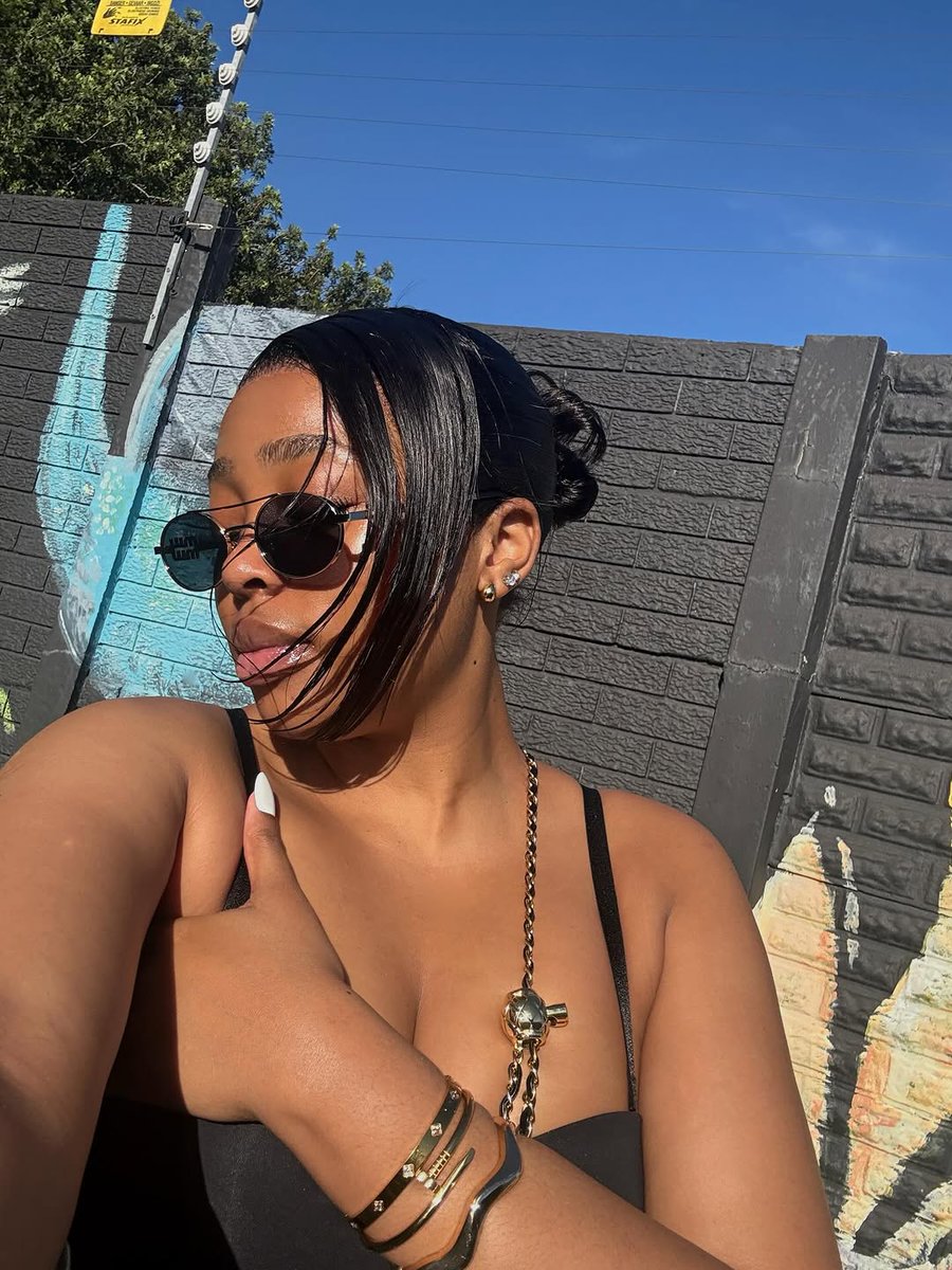 MillySeno88385's tweet photo. The back yard 🖤🖤🖤 https://t.co/ouuDw6YJ0K