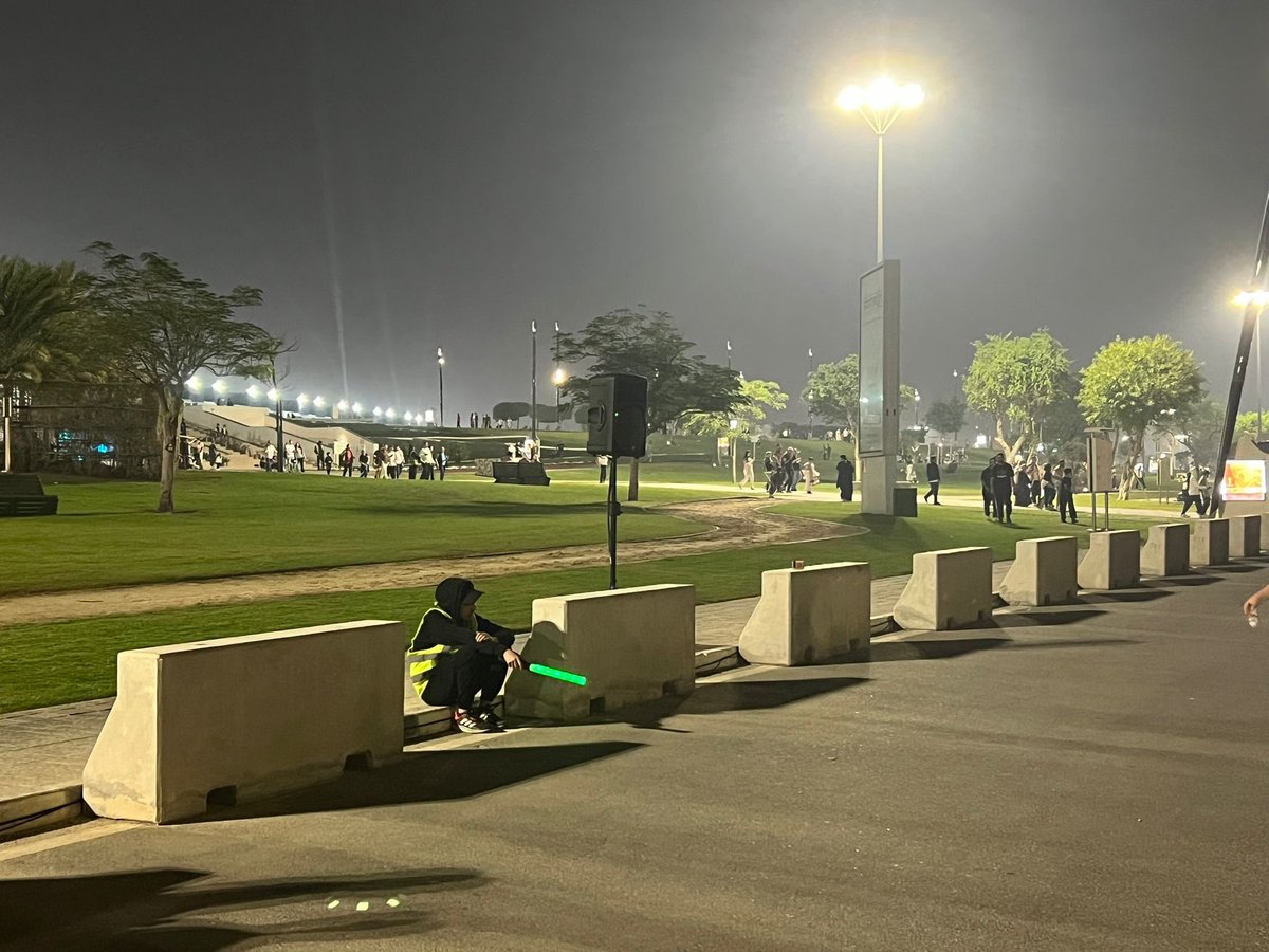 أحد الجنود المجهولين الذين يساهمون بتنظيم حركة الجماهير في بطولة كأس العرب، يجلس على حافة الطريق بعد أن أعياه التعب، وأخذ منه مبلغه!
هذه الفئة من الجنود المجهولين، تستحق منا كل احترام وتقدير ومحبة!
اللهم احفظهم وكن عونا لهم وسندا…