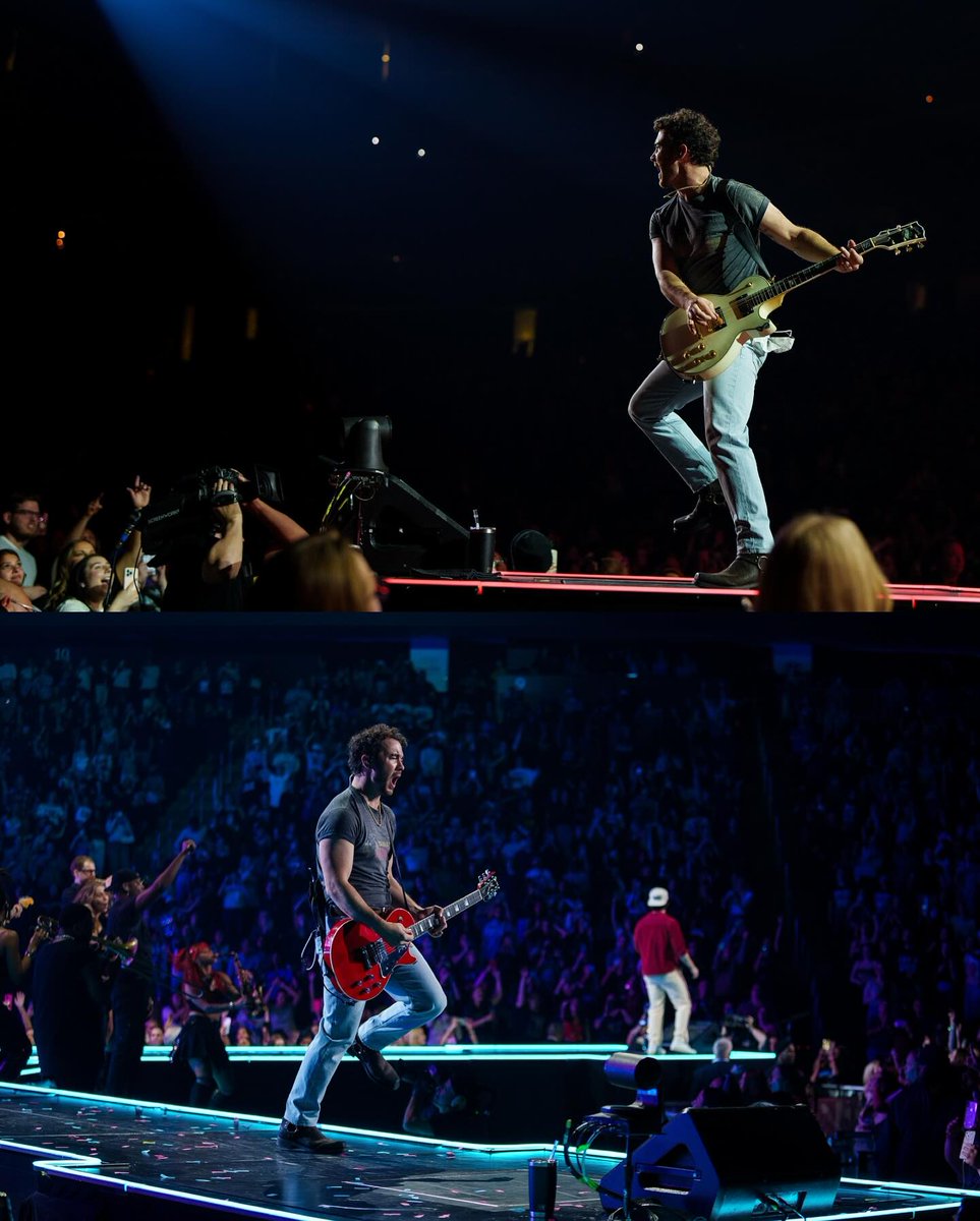 Night one of two in Newark and we’re already feeling like maybe this should’ve been a residency 🤣 Jersey, we bounced off you and you bounced off us, which is how chemistry between artist and fan works. Thank you so much! See you tonight! #ForTheTour