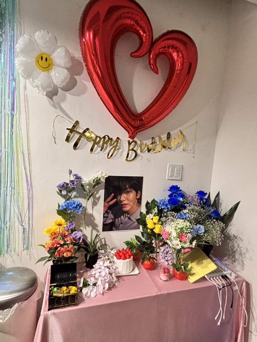 토끼를 찾아라 홍대점 방문했어요 수빈이 찾기 이벤트가 있구 네컷사진을 찍을 수 있는 특별한 생카였어요 첫번째 사진 테이블 가운데 토끼인형 넘 귀여워서 집으로 데려올 뻔ㅜㅜ 쇼핑백 주는 세트에선 시구했던 날의 깜찍한 수빈이 사진이 붙여있었어요!💖

#깡총깡총_토끼를_찾아라