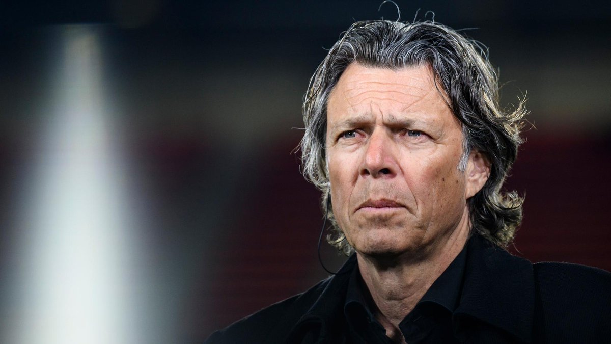 🔸 Kazımcan'ın pozisyonu 

Ünlü eski İsviçreli hakem Urs Meier: "Bu kasıtlı bir elle oynama değil. Mesafe çok kısa. Top ele geliyor. El topa gitmiyor. Koldan da topa doğru hiçbir hareket yok. Sonuç olarak, hakemin devam kararı doğru. Penaltı yok. VAR'ın karışmaması doğru."