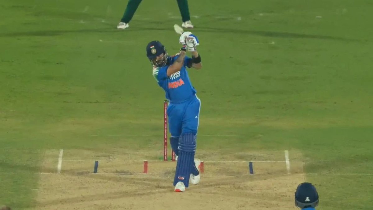 sagarcasm's tweet photo. @SrBachchan Entire India after watching this shot https://t.co/aIC604a0tL