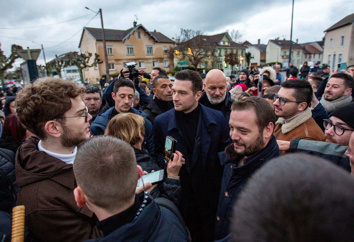 « Nous sommes le réceptacle de la frustration des gens » : les politiques de plus en plus pris pour cibles ?
➡️ l.leparisien.fr/l5Ky