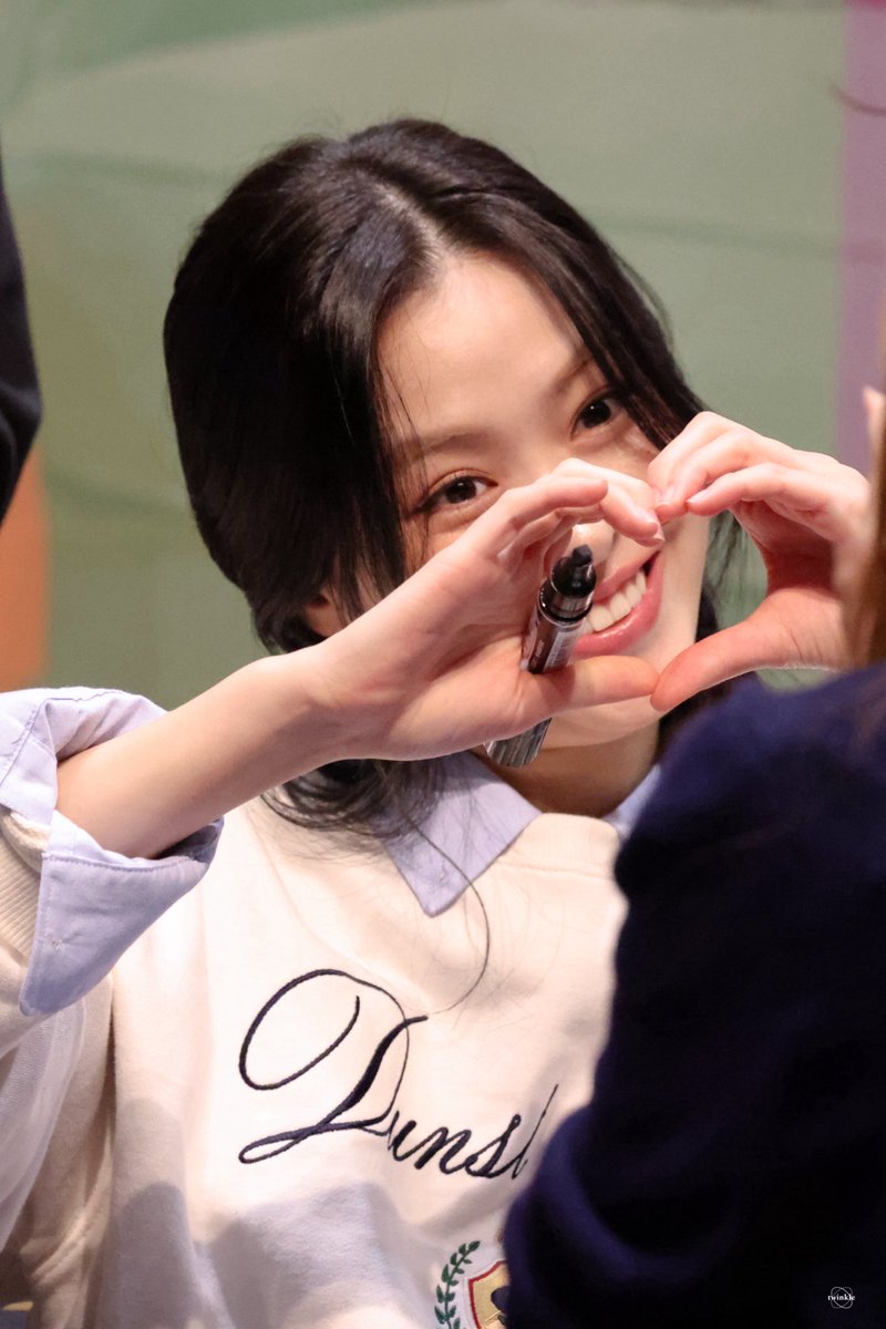 twinkle__idol's tweet photo. 201206   collector 🗼

🧏🏻‍♀️

#ITZY #있지 
#RYUJIN #류진 #リュジン https://t.co/WfVxAUxHl5